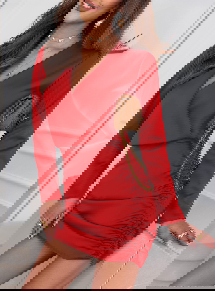 Malinowa satynowa sukienka ze...