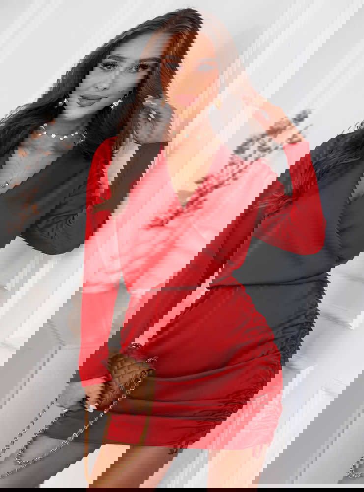 Malinowa satynowa sukienka ze...