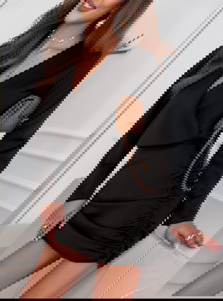 Czarna satynowa sukienka ze...