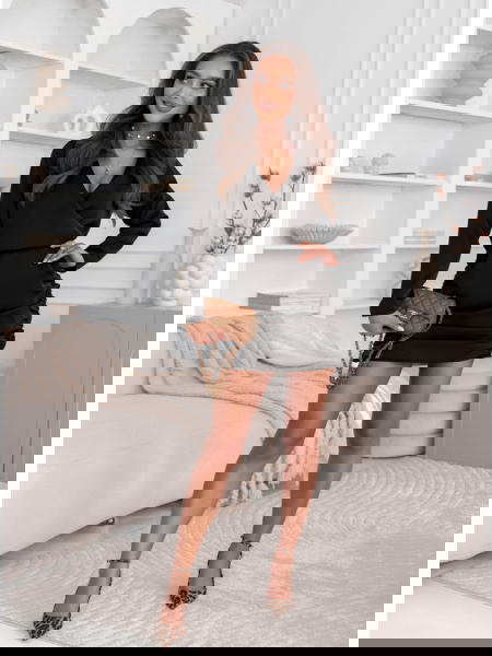 Czarna satynowa sukienka ze... 2