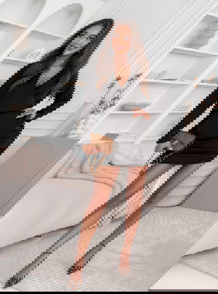 Czarna satynowa sukienka ze...