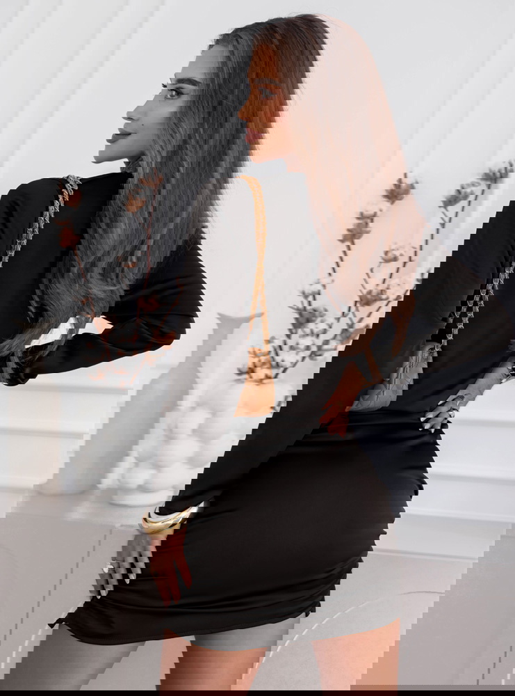 Czarna satynowa sukienka ze...