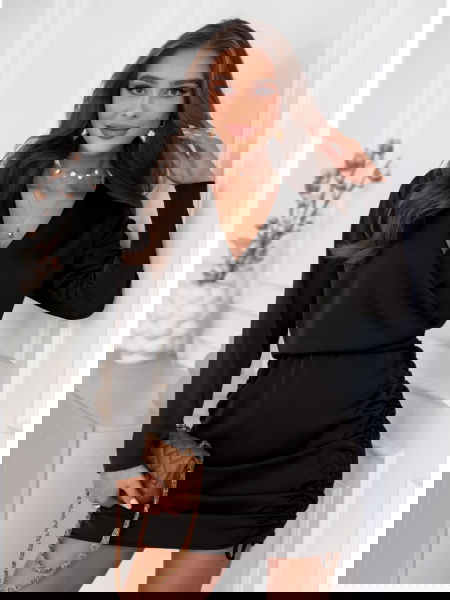 Czarna satynowa sukienka ze...