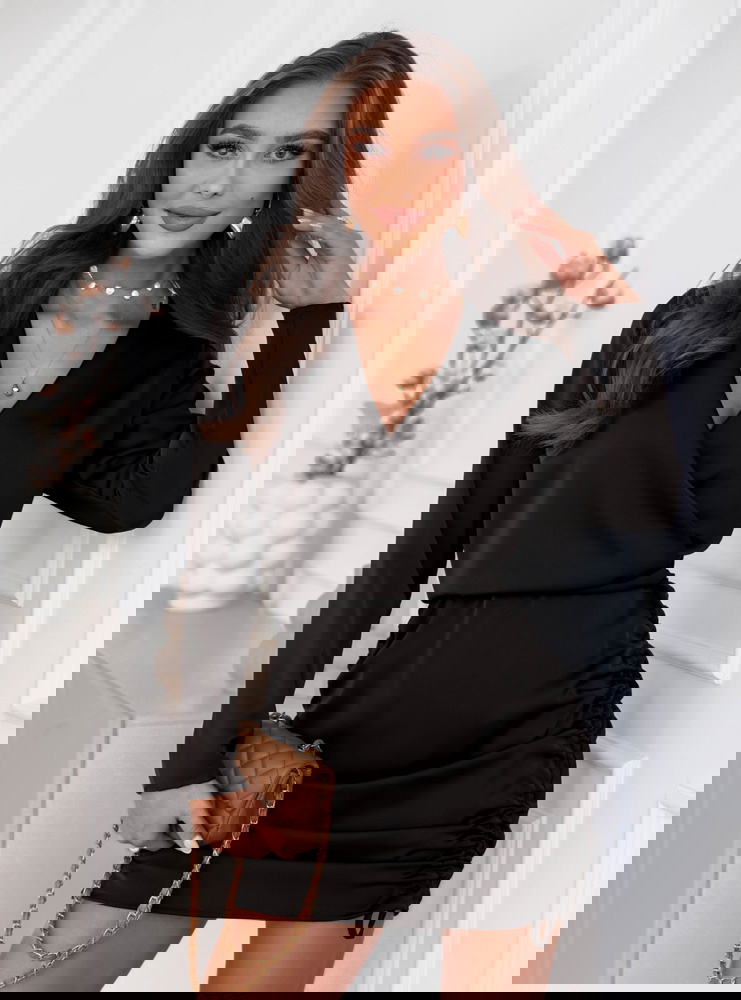 Czarna satynowa sukienka ze...