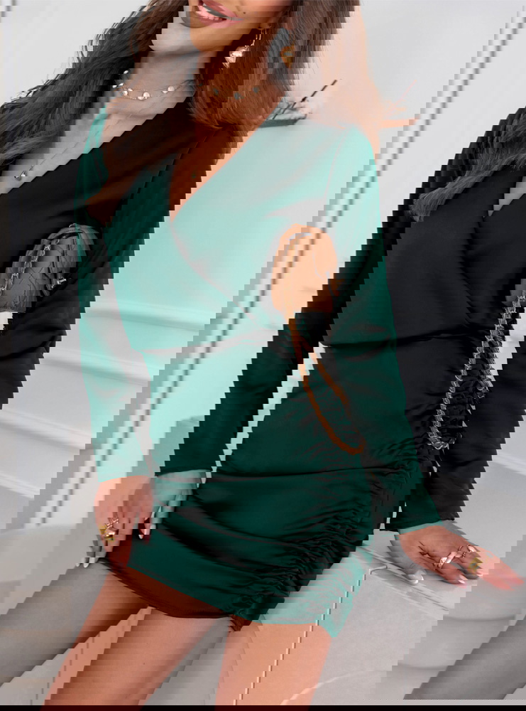 Satynowa sukienka ze ściągaczami po...