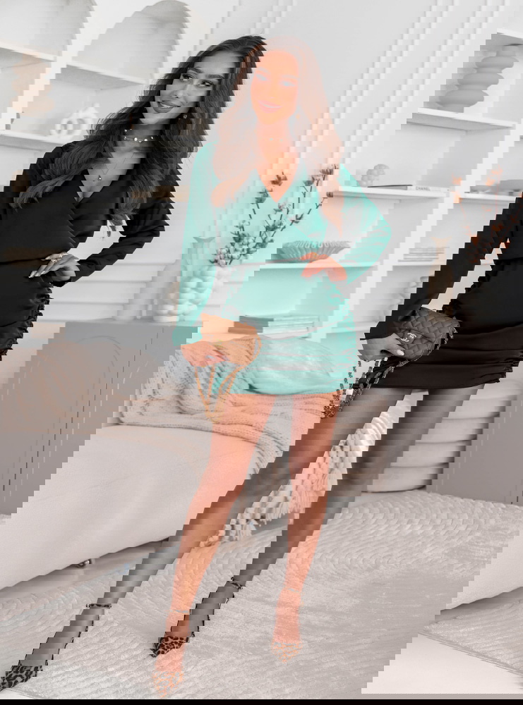 Satynowa sukienka ze ściągaczami po...