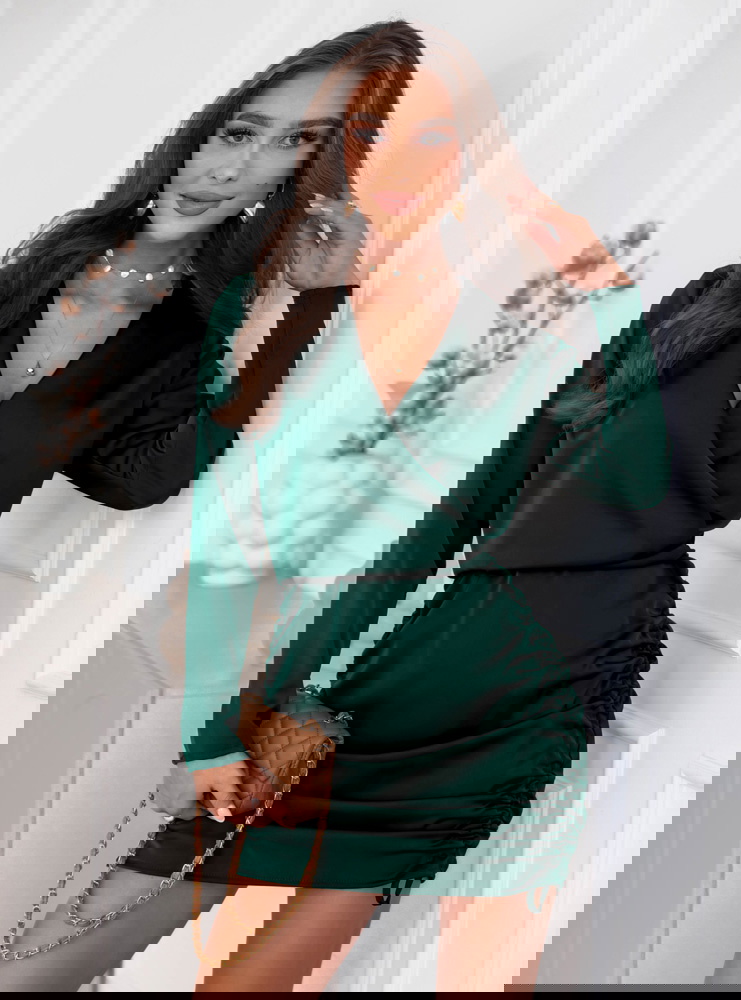 Satynowa sukienka ze ściągaczami po...