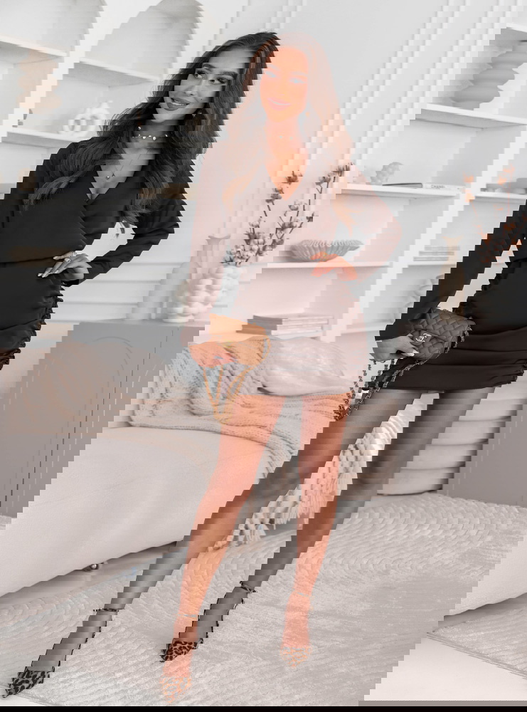 Czekoladowa satynowa sukienka ze...