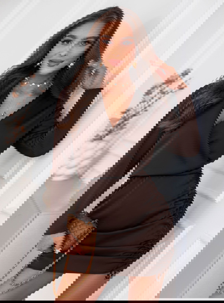 Czekoladowa satynowa sukienka ze ściągaczami po bokach Natawni