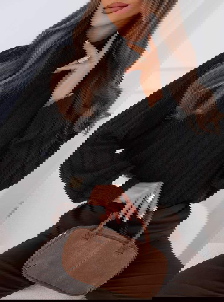 Czarny sweter oversize z golfem...