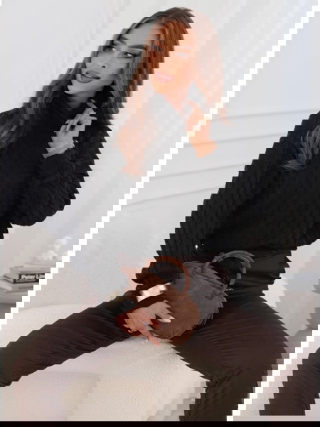 Czarny sweter oversize z...