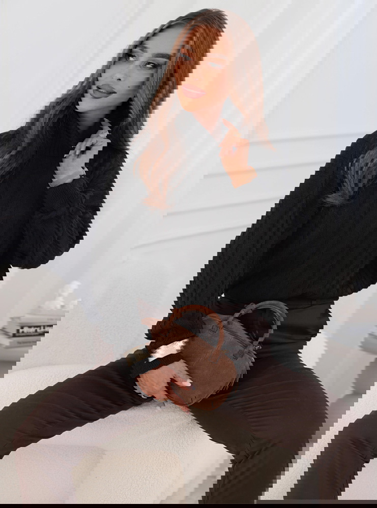 Czarny sweter oversize z golfem...