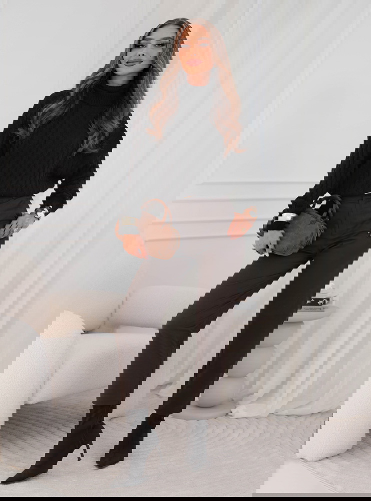 Czarny sweter oversize z golfem...