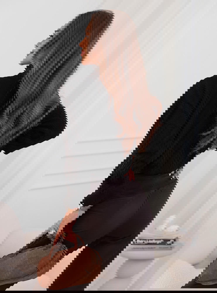 Czarny sweter oversize z golfem...