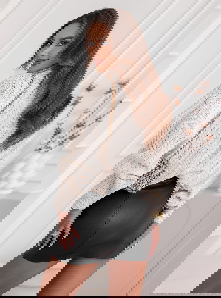 Beżowy sweter oversize z golfem...