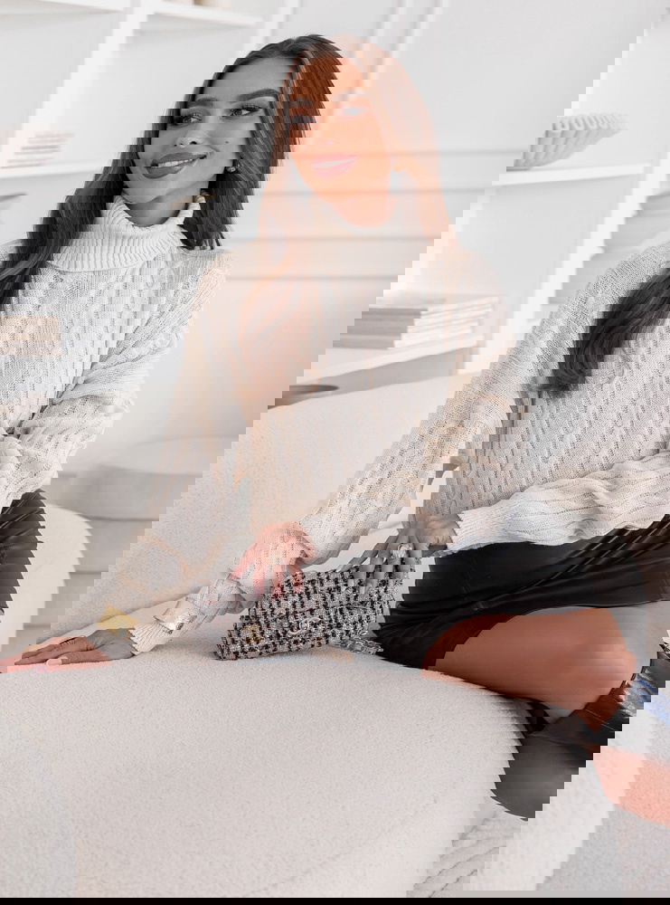 Beżowy sweter oversize z golfem...