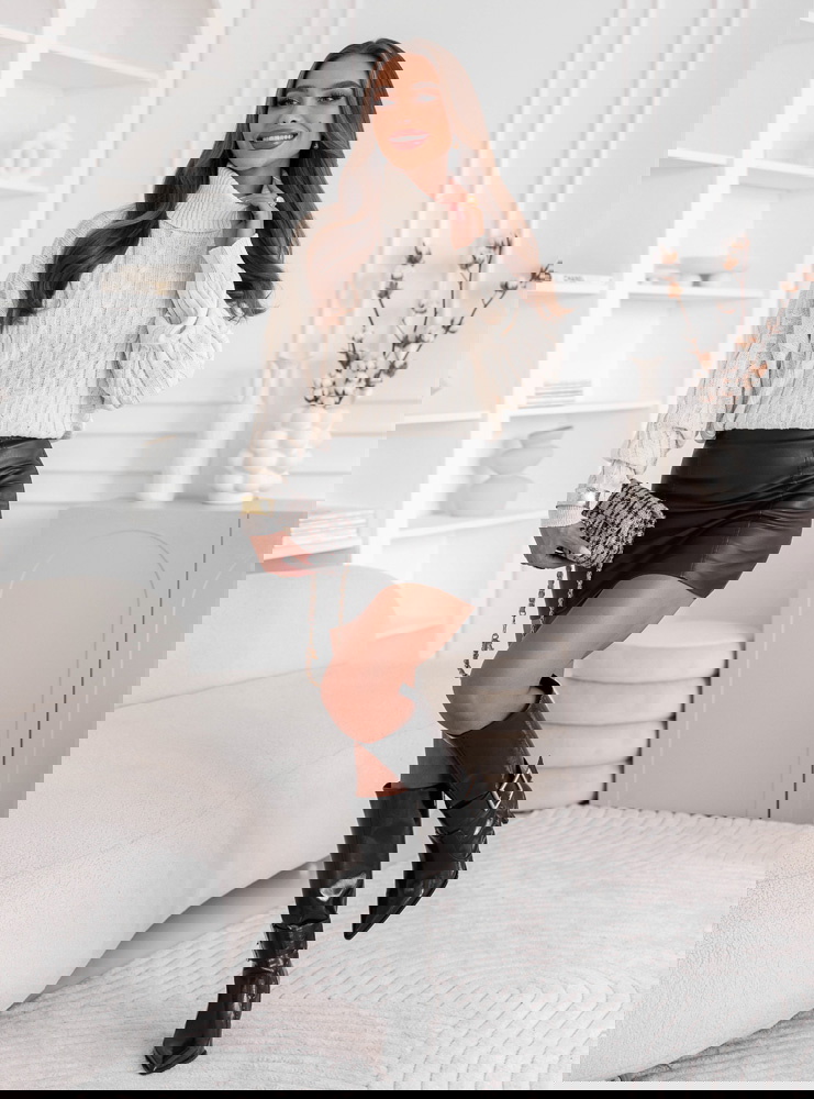 Beżowy sweter oversize z golfem...