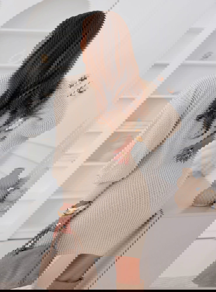 Beżowa swetrowa sukienka z golfem Evilia