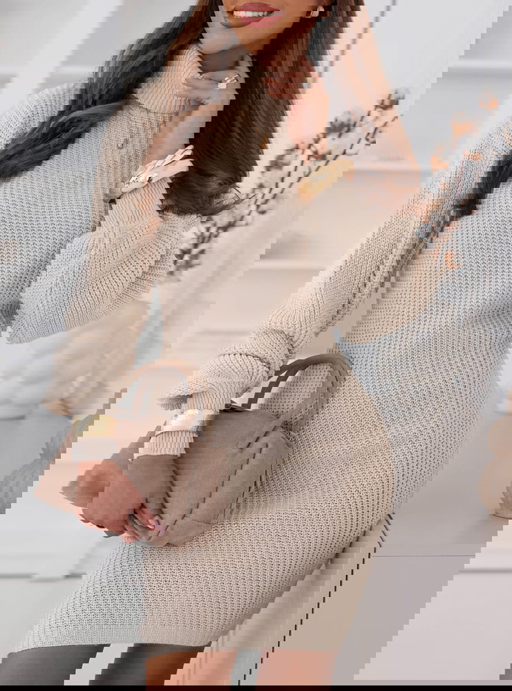 Beżowa swetrowa sukienka z golfem Evilia