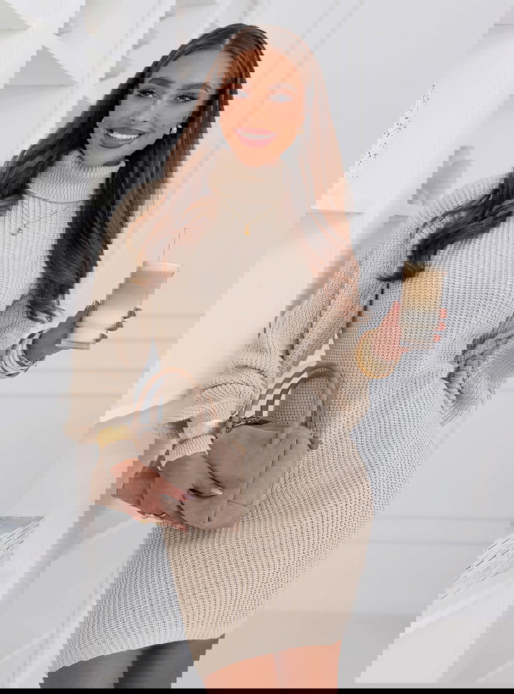 Beżowa swetrowa sukienka z golfem Evilia