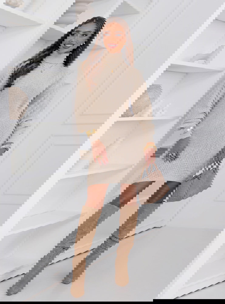 Beżowa swetrowa sukienka z golfem Evilia