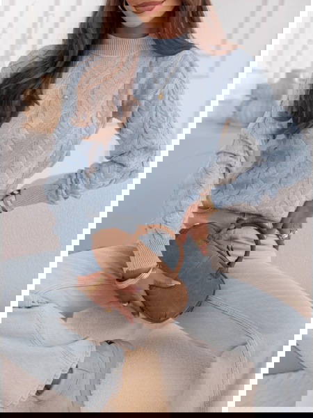 Błękitny sweter z półgolfem...