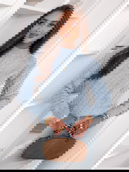 Błękitny sweter z półgolfem... 2