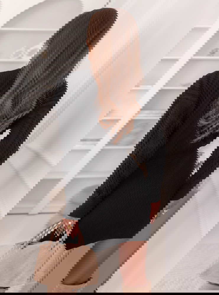 Czarna swetrowa sukienka z guzikami...