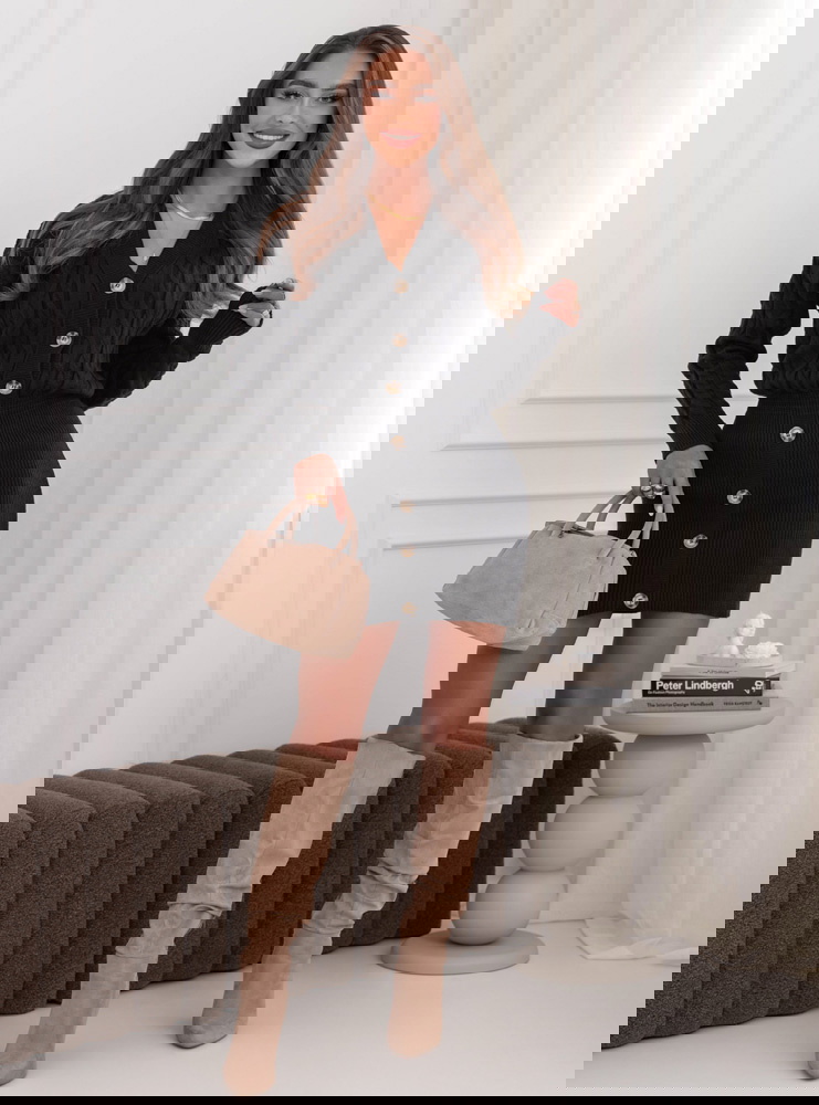 Czarna swetrowa sukienka z guzikami...