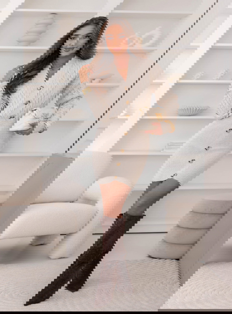 Beżowa swetrowa sukienka z guzikami...