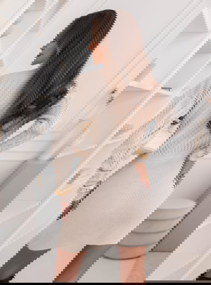 Beżowa swetrowa sukienka z guzikami...