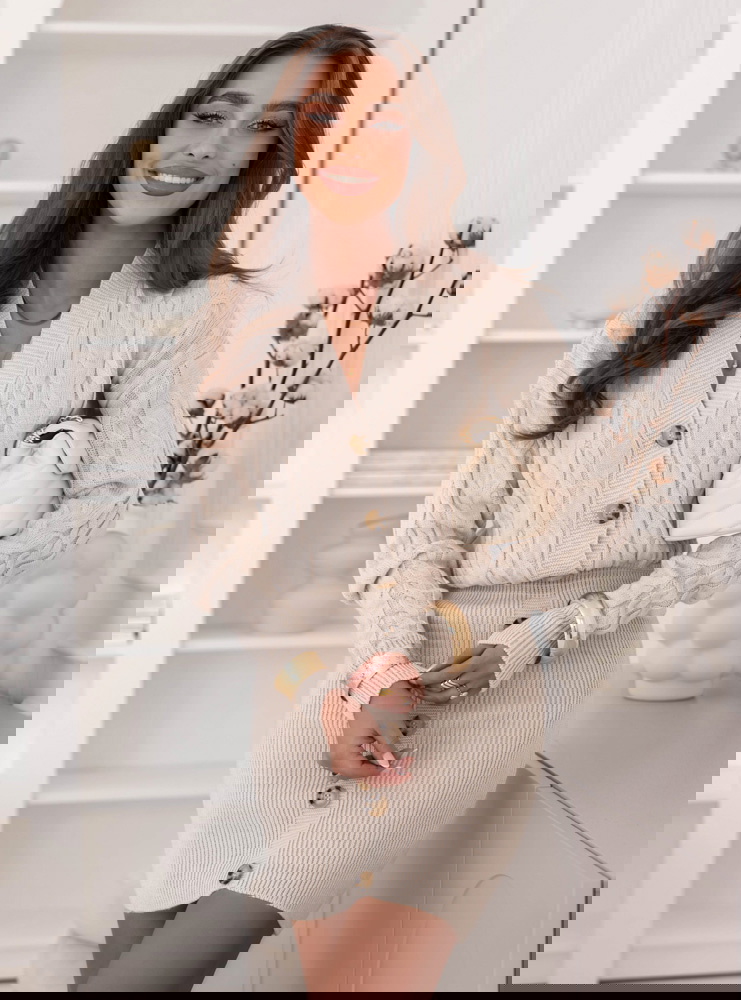 Beżowa swetrowa sukienka z guzikami...