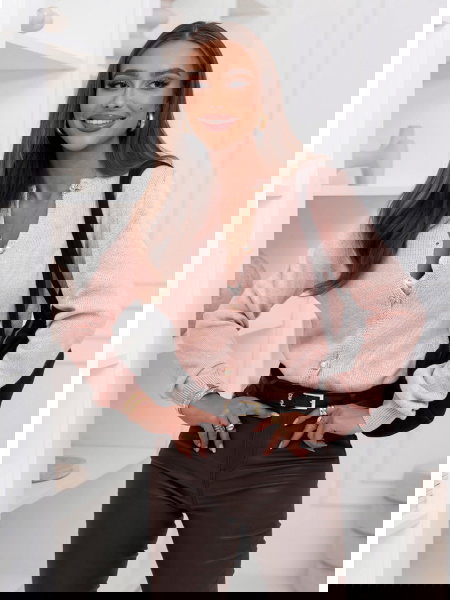 Pudrowy sweter zapinany na... 2