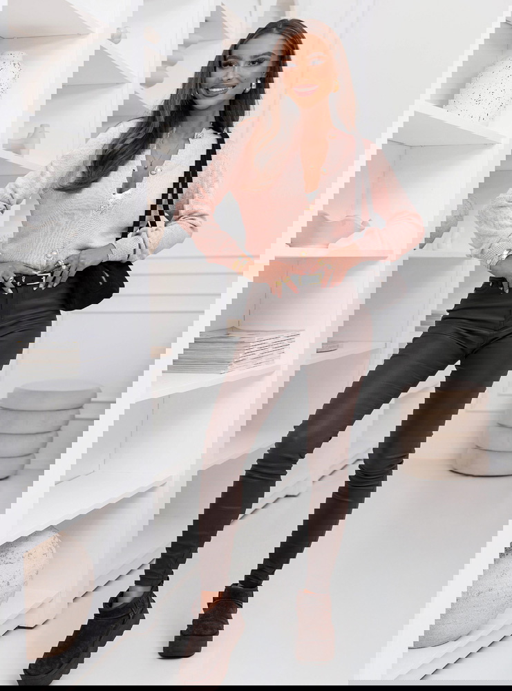 Pudrowy sweter zapinany na guziki...