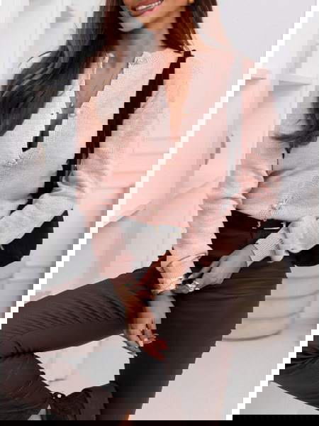 Pudrowy sweter zapinany na...