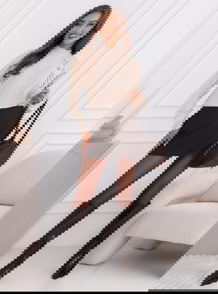 Beżowy sweter z ozdobnymi kwiatami...