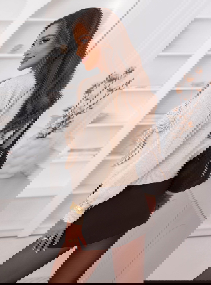 Beżowy sweter z ozdobnymi kwiatami...