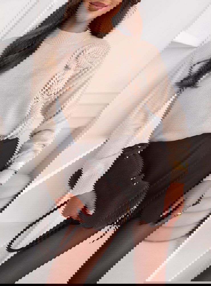 Beżowy sweter z ozdobnymi kwiatami...