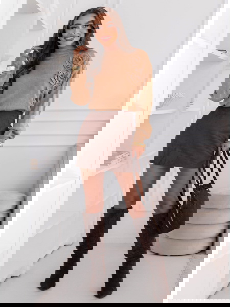 Sweter z ozdobnymi kwiatami... 2