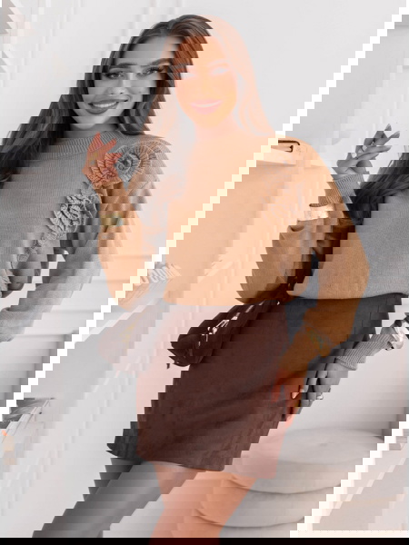 Sweter z ozdobnymi kwiatami...