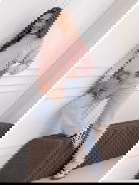 Pudrowy sweter z ozdobnymi... 2