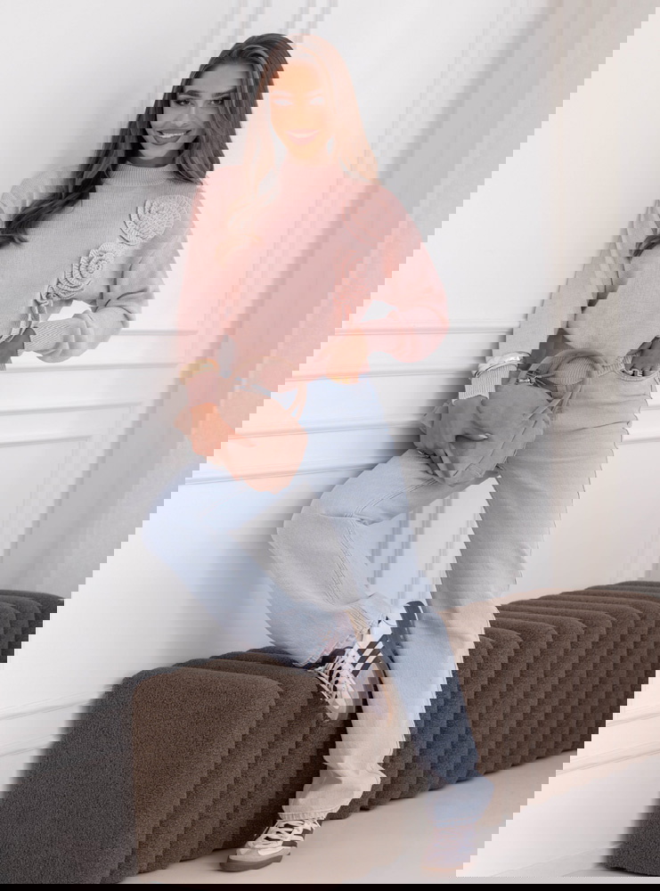 Pudrowy sweter z ozdobnymi kwiatami...