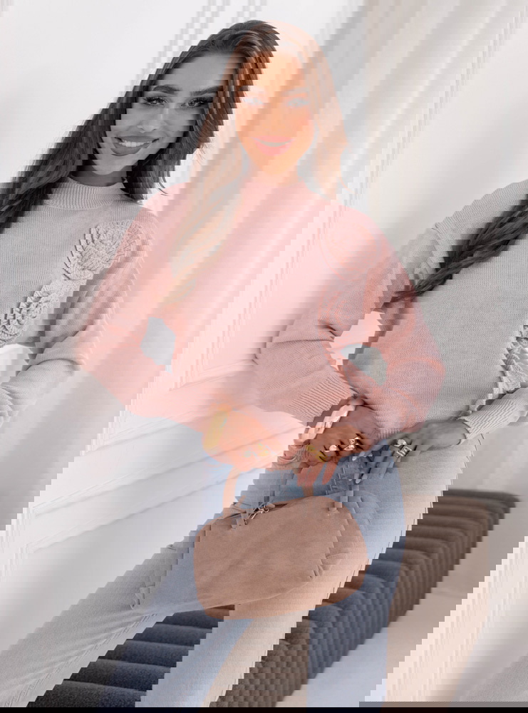 Pudrowy sweter z ozdobnymi kwiatami...