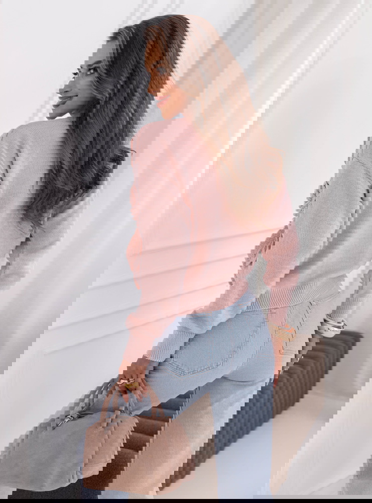 Pudrowy sweter z ozdobnymi kwiatami...