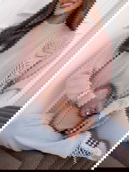 Pudrowy sweter z ozdobnymi...