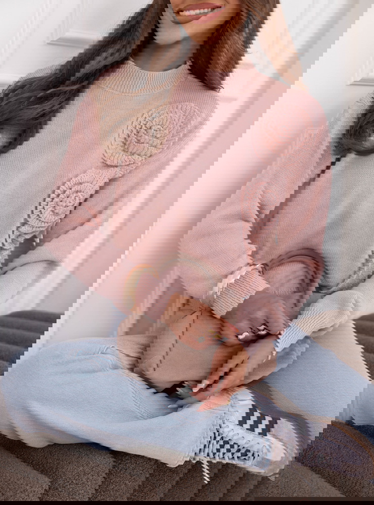 Pudrowy sweter z ozdobnymi kwiatami...