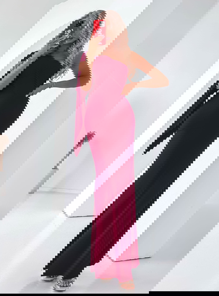 Bordowa sukienka na jedno ramię z...