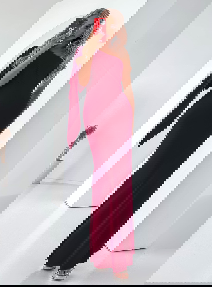 Bordowa sukienka na jedno ramię z...