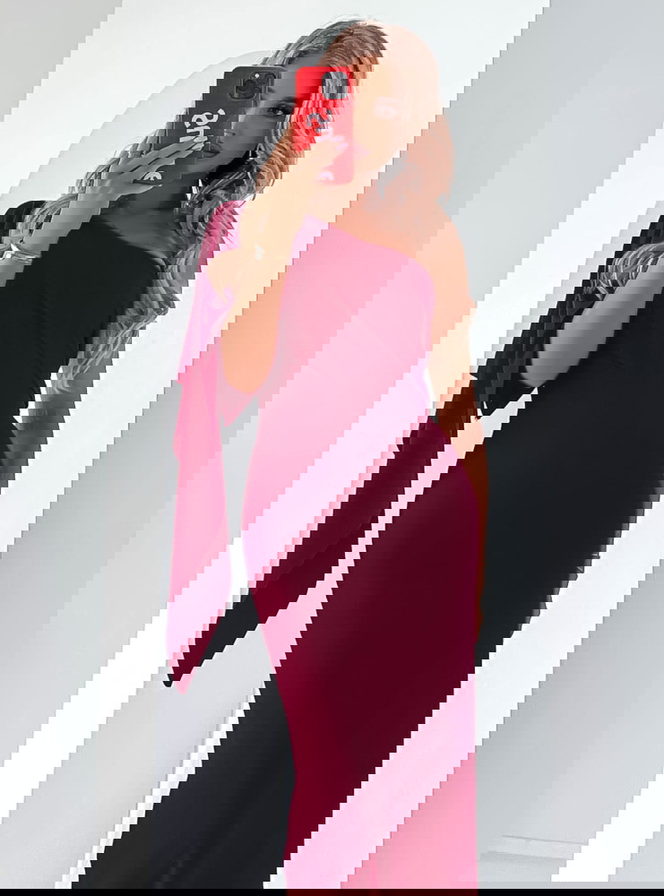 Bordowa sukienka na jedno ramię z...