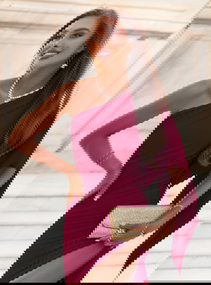 Bordowa sukienka na jedno ramię z...